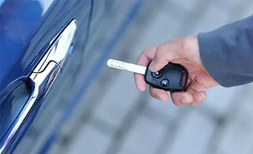 汽車鑰匙鎖在車?yán)锪嗽趺撮_鎖？